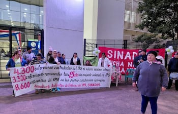 En el Día Internacional de la Enfermería, trabajadores del Instituto de Previsión Social (IPS) se manifestaron frente al Hospital Ingavi.
