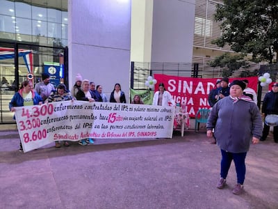 En el Día Internacional de la Enfermería, trabajadores del Instituto de Previsión Social (IPS) se manifestaron frente al Hospital Ingavi.