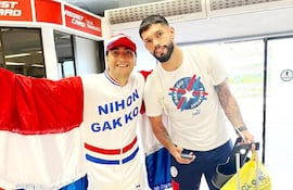 Alan Osmar Alvarenga Ortega (nieto de don Cástulo), nuevo "Pájaro" Campana viajó El Alto para acompañar a la Albirroja. En la foto con Omar Alderete, defensor de la seleccción.