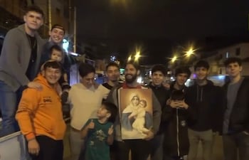 Integrantes de la Juventud Masculina Universitaria de Schoenstatt en el Mercado 4