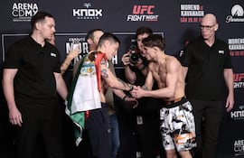 El mexicano Brandon Moreno saluda al inglés Lone'er Kavanagh en la ceremonia de pesaje previo a su pelea de este sábado en Ciudad de México (México).