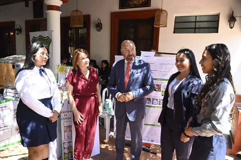 Estudiantes de Concepción muestran su proyecto al embajador de Francia en el país, Pierre-Christian Soccoja y a la directora de la Alianza Francesa de Asunción, Graciela Brizuela.