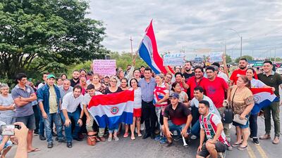 Pobladores de Remanso junto con el Gobernador de Villa Hayes durante la manifestación en contra del aumento del peaje del Puente Remanso.