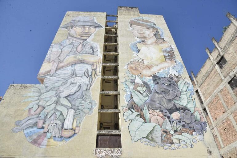 Mural de un edificio sobre la calle Estrella casi Montevideo, Asunción.