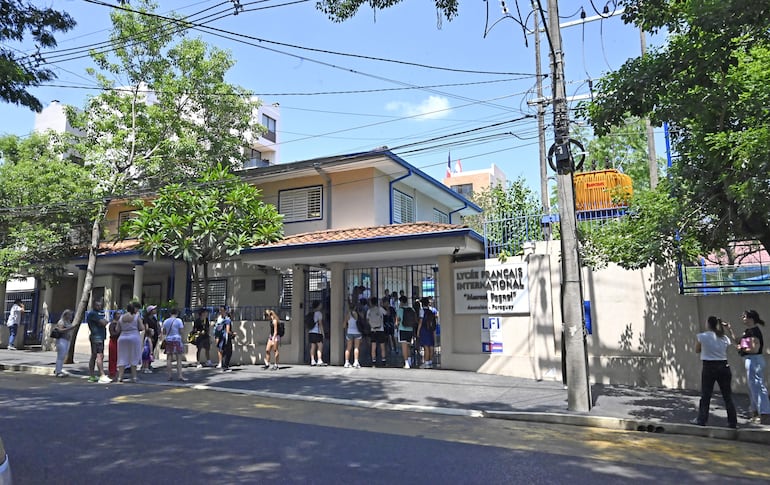 Padres y estudiantes del colegio francés durante las protestas.