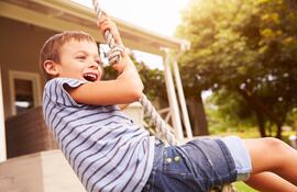 Recomiendan que los niños jueguen al aire libre.