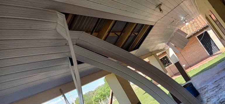 Esta imagen corresponde al cieloraso de la escuela de Carolina afectado por el fuerte viento