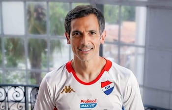 El experimentado delantero, Roque Luis Santa Cruz Cantero (44 años), con la camiseta que utilizará Nacional en sus compromisos de la temporada 2026.