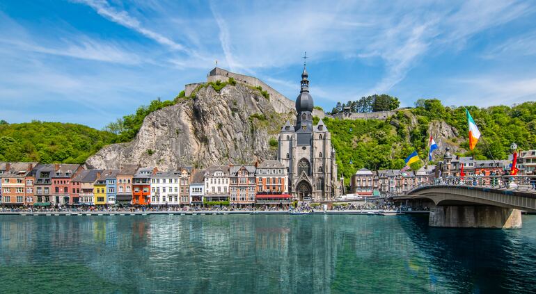 Vista del casco antiguo de Dinant, Bélgica.