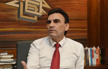 El ministro Carlos Pereira explica detalles de su propuesta de modificación de la carta orgánica presentada al Congreso.