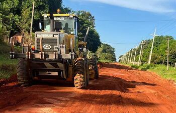 La nueva motoniveladora adquirida por la comuna de Yataity del Norte ya se encuentra realizando el arreglo de los caminos vecinales.