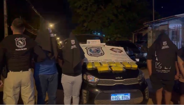Los tres detenidos junto con las evidencias incluyendo los dos vehículos fueron trasladados a la base del departamento Antinarcóticos, en Lambaré, donde quedaron a cargo del Ministerop Público.