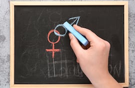 signos masculino y femenino dibujados con tiza en una pizarra.