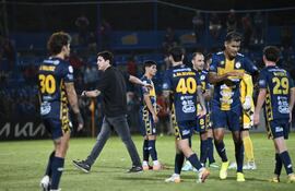 El entrenador del Sportivo Trinidense, José Gabriel Arrúa felicita a sus jugadores tras el triunfo ante Cerro Porteño en Villa Elisa.