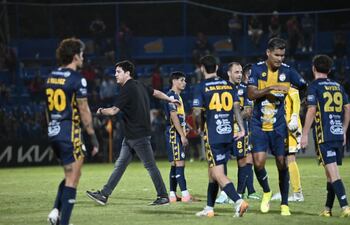 El entrenador del Sportivo Trinidense, José Gabriel Arrúa felicita a sus jugadores tras el triunfo ante Cerro Porteño en Villa Elisa.