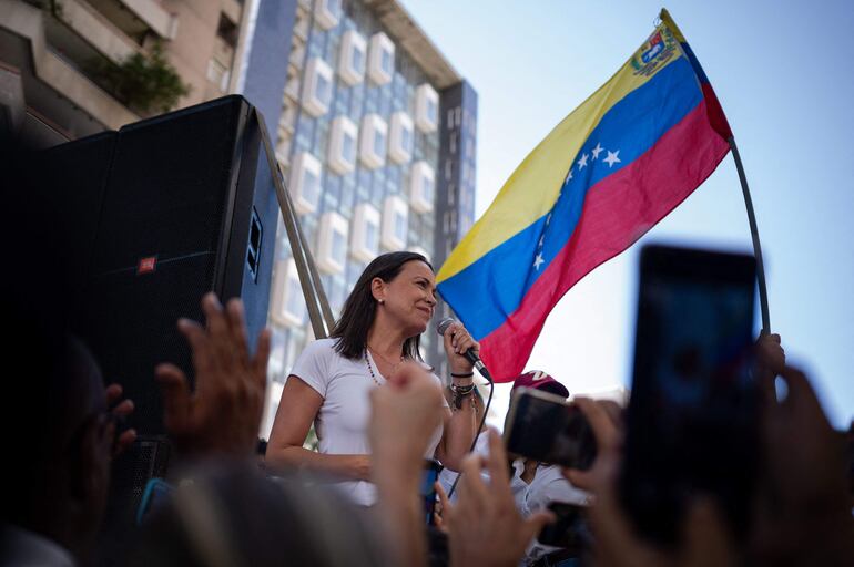 La líder de la oposición venezolana, María Corina Machado, habla con sus seguidores durante una manifestación en el aniversario del levantamiento de 1958 que derrocó a una dictadura militar, en la plaza Altamira de Caracas el 23 de enero de 2024. La Corte Suprema de Venezuela, leal al presidente Nicolás El gobierno de Maduro, el viernes 26 de enero de 2024, descalificó a la líder de la oposición María Corina Machado, quien ganó cómodamente las elecciones primarias de 2023, para postularse a las elecciones de este año. El tribunal confirmó una prohibición de 15 años para Machado, de 56 años, de ocupar cargos públicos, y también confirmó la inelegibilidad de un posible sustituto de la oposición: el dos veces candidato presidencial Henrique Capriles. (Foto de Gabriela Oraá / AFP)