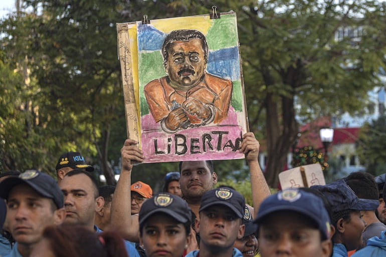 Personas participan en una manifestación para pedir la libertad de Maduro este miércoles, en Maracaibo (Venezuela).