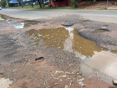 Bache y agua servida en la calle Coronel Martínez.