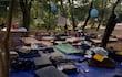 Espacio al aire libre con lonas azules y globos colgados, sin personas visibles.