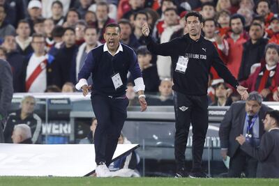 Los paraguayos Sergio Aquino y Cristian Riveros, entrenador y asistente técnico de Libertad, durante el partido frente a River Plate por la vuelta de los octavos de final de la Copa Libertadores 2025 en el estadio Monumental, en Buenos Aires, Argentina.