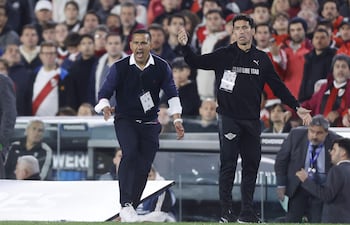 Los paraguayos Sergio Aquino y Cristian Riveros, entrenador y asistente técnico de Libertad, durante el partido frente a River Plate por la vuelta de los octavos de final de la Copa Libertadores 2025 en el estadio Monumental, en Buenos Aires, Argentina.