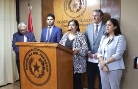 El senador Ignacio Iramain (PEN), el diputado Raúl Benítez (PEN), la senadora Esperanza Martínez (FG), el senador Rafael Filizzola (PDP) y la diputada Johanna Ortega (Alianza) en la presentación del proyecto de ley que blinda el Arancel Cero y otros programas de Salud y Educación.