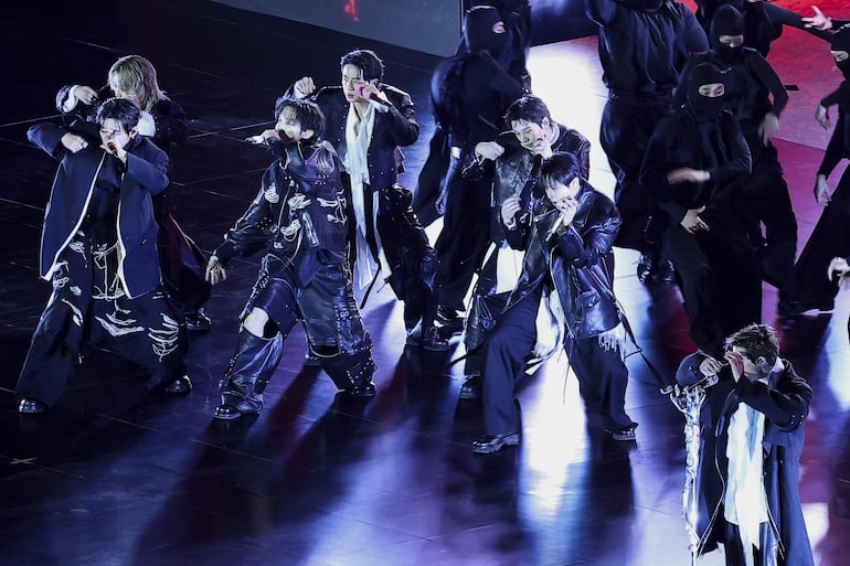 El grupo de K-pop BTS se presenta durante el concierto 'BTS THE COMEBACK LIVE | ARIRANG' en el centro de Seúl, Corea del Sur, el 21 de marzo de 2026.