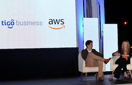 Atilio Talavera y Sofía Guidotti, Country Manager de AWS.