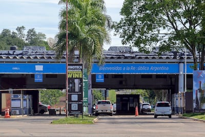 Vehículos cruzan el puesto aduanero argentino en la frontera entre Brasil y Argentina —que conecta Foz do Iguaçu con Puerto Iguazú— el 27 de octubre de 2026, en Foz do Iguaçu, estado de Paraná, Brasil.