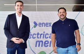 Nicolás Herrera, gerente de Planificación Comercial de Enex, y Dani Da Rosa, presentador de la promo.