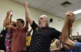 Víctimas de la tortura Luis Casco y Carlos Casco celebran la sentencia del comisario de policía retirado Eusebio Torres por la tortura de víctimas de la dictadura del general Alfredo Stroessner (1954-1989) en el Palacio de Justicia de Asunción en febrero 20 de septiembre de 2024. El comisario de policía retirado Eusebio Torres Romero fue sentenciado a 30 años de prisión por torturar a dos hermanos y a la esposa de uno de ellos durante la dictadura del general Alfredo Stroessner en Paraguay, según un fallo judicial publicado el martes. (Foto de NORBERTO DUARTE/AFP)