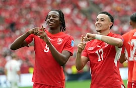 Rubén Vargas (derecha) y Johan Manzambi marcaron los goles de la victoria de Suiza sobre Canadá por 2-1, en Vancouver.