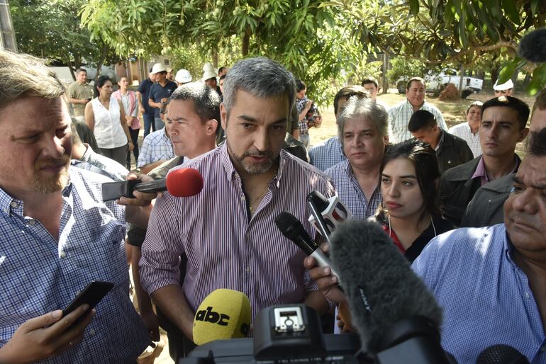 El presidente Mario Abdo Benítez habla con la prensa luego del acto de inauguración de las plantas de tratamiento de agua de la Essap en Mariano Roque Alonso, este sábado.