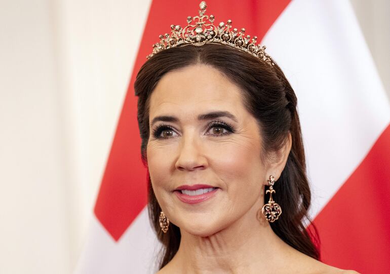 ¡Divina! La reina Mary de Dinamarca con un vestido rojo y una delicada tiara. (EFE/EPA/Ida Marie Odgaard)
