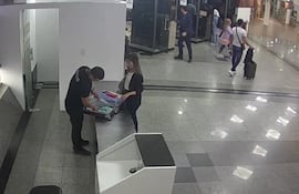 A las 16:35 el agente de la SENAD procede a la apertura y verificación de la maleta de Eliana Cardozo y al abrir uno de los compartimientos visualiza un envoltorio de tela color azul con varios paquetes rectangulares de cocaína.