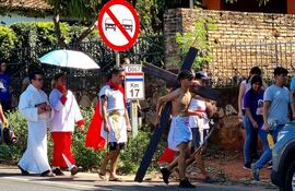 Jóvenes realizan la personificación de la pasión, muerte y resurección de Cristo en la ruta Luque-San Lorenzo.