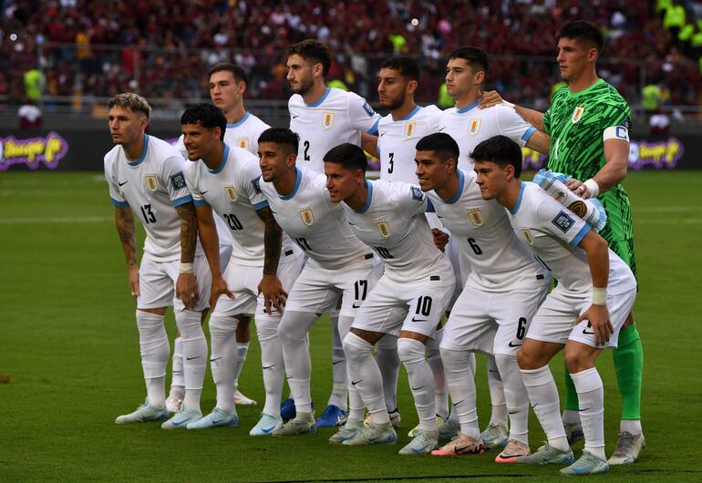 Los jugadores de Uruguay posan para la fotografía previa al partido contra Venezuela por la octava fecha de las Eliminatorias Sudamericanas 2026 en el estadio Monumental, Maturín, Venezuela.