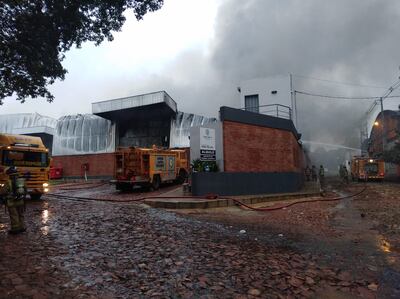 Bomberos siguen trabajando para extinguir incendio en depósitos ubicados en Fernando de la Mora.