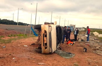Joven cantante fallece tras el vuelco de una camioneta en el distrito de General Caballero, departamento de Paraguarí.