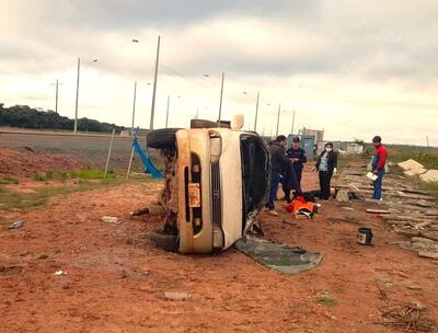Joven cantante fallece tras el vuelco de una camioneta en el distrito de General Caballero, departamento de Paraguarí.