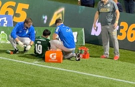 El extremo paraguayo de Palmeiras, Ramón Sosa con evidente signos de dolor en el tobillo izquierdo que lo obligó a abandonar el terreno de juego en el duelo ante Cruzeiro.