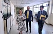 Ex fiscal Egidia Gómez en Tribunales, acompañada de sus abogados defensores.