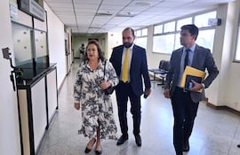 La exfiscala Egidia Gómez, con sus abogados, en el Palacio de Justicia de Asunción.