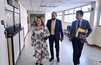 La exfiscala Egidia Gómez, hermana del difunto Eulalio "Lalo" Gómez, llega acompañada de sus defensores a Tribunales.
