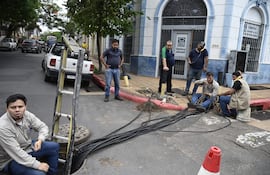 Imagen ilustrativa: técnicos de Copaco a cargo de Alberto Martínez (izq.) trabajan para restablecer las líneas cortadas del centro de distribución ubicado en Yegros esquina Herrera