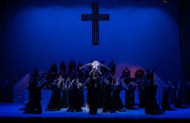 Una de las escenas del “Kurusu Rape – Vía Crucis”, que muestra el recorrido de Jesús hacia la cruz, combinando actuación, danza y música en vivo.