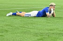 El delantero paraguayo del Estrasburgo, Julio Enciso, celebra tras anotar el tercer gol de su equipo durante el partido de vuelta de los cuartos de final de la UEFA Europa Conference League entre el RC Strasbourg Alsace y el Mainz 05, en el Stade de la Meinau en Estrasburgo, al este de Francia.