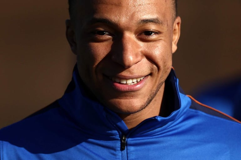 Mbappé niega que le hayan examinado la rodilla equivocada