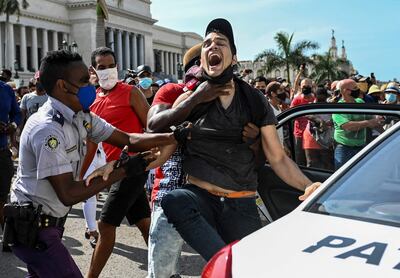 Un hombre es detenido durante una manifestación contra el gobierno de Cuba, el domingo en La Habana.