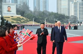 El presidente de Corea del Norte, Kim Jong Un (i) recibe al mandatario bielorruso, Alexander Lukashenko.